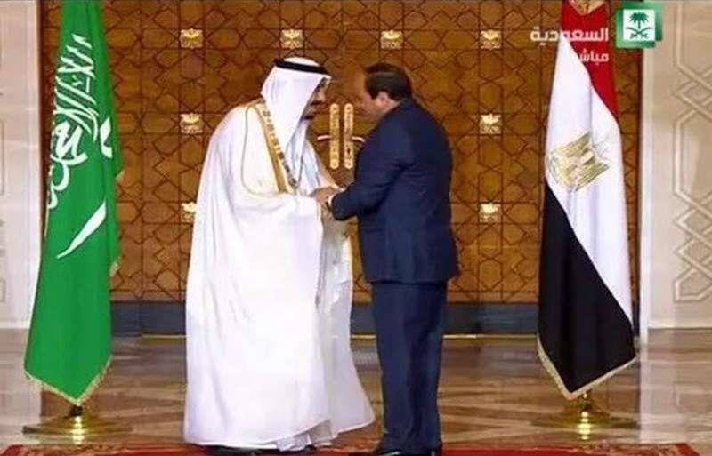 الرئيس المصري يقلد خادم الحرمين أرفع الأوسمة المصرية الرئيس المصري يقلد خادم الحرمين أرفع الأوسمة المصرية