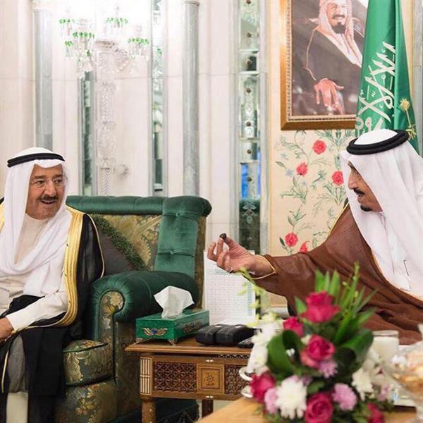 خادم الحرمين يقدم لأميري الكويت وقطر ورئيس وزراء باكستان "التمر" للإفطار به