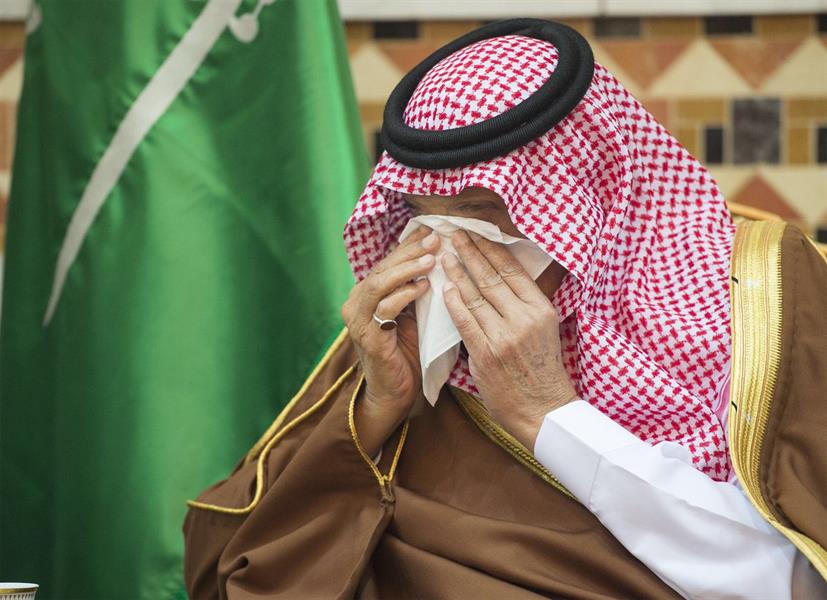 "صور مؤثرة" لخادم الحرمين الشريفين أثناء استقباله للمعزين في وفاة الأمير تركي