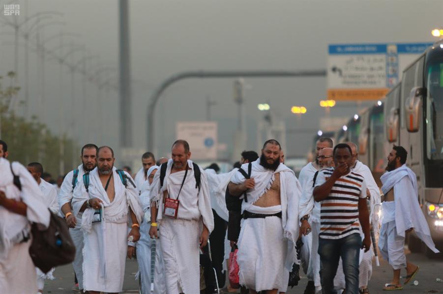 قوافل حجاج بيت الله يتوافدون إلى عرفات قوافل حجاج بيت الله يتوافدون إلى عرفات