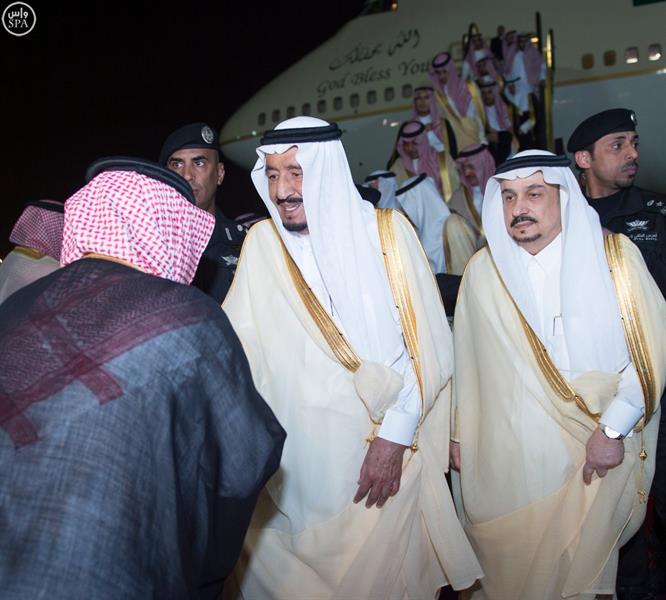 بالصور.. خادم الحرمين يصل إلى الرياض قادما من جدة