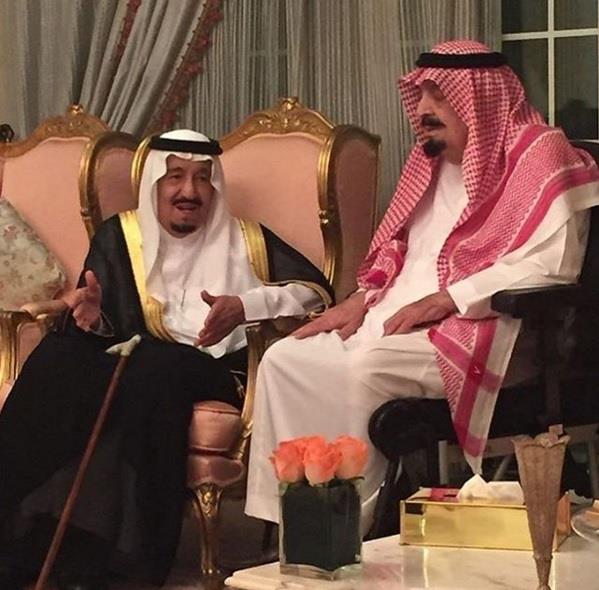 بالصور.. خادم الحرمين يزور أخويه طلال ومشعل في منزليهما