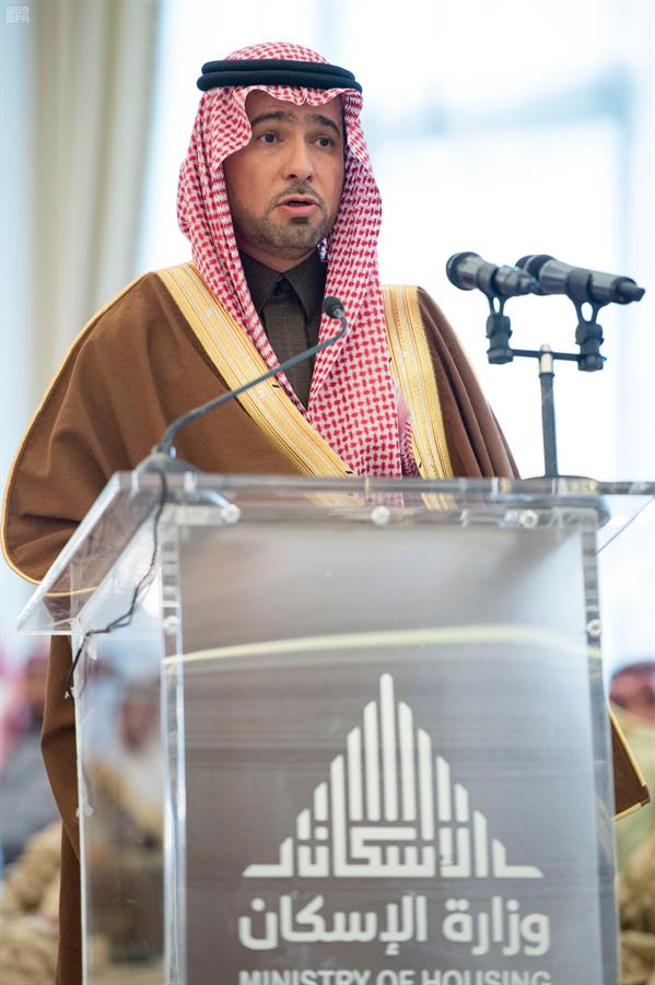 بالصور.. خادم الحرمين يضع حجر الأساس لمشاريع سكنية بالأحساء ويسلم عدداً من المواطنين مفاتيح مساكنهم