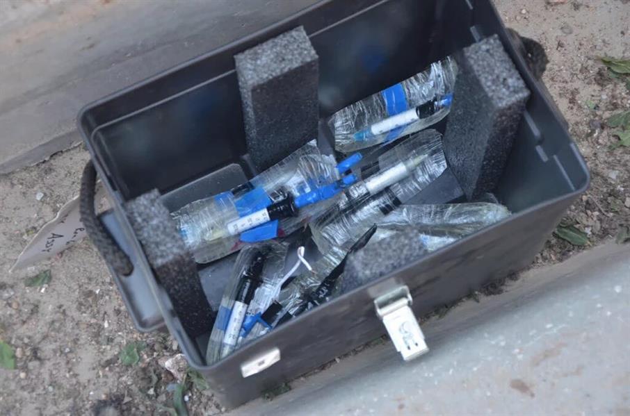 صور للمضبوطات التي عُثر عليها بحوزة أحد مهاجمي مسجد الأحساء