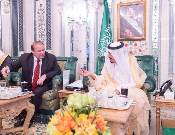 خادم الحرمين يقدم لأميري الكويت وقطر ورئيس وزراء باكستان "التمر" للإفطار به