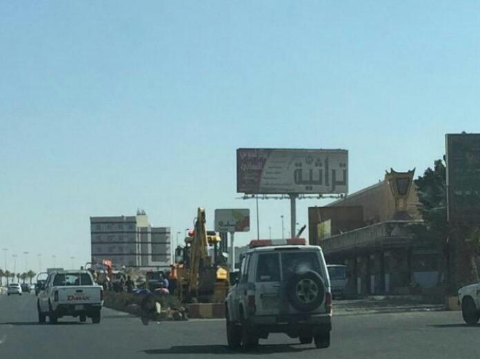 بالصور.. إزالة تعديات رجل أعمال على طريق بخميس مشيط