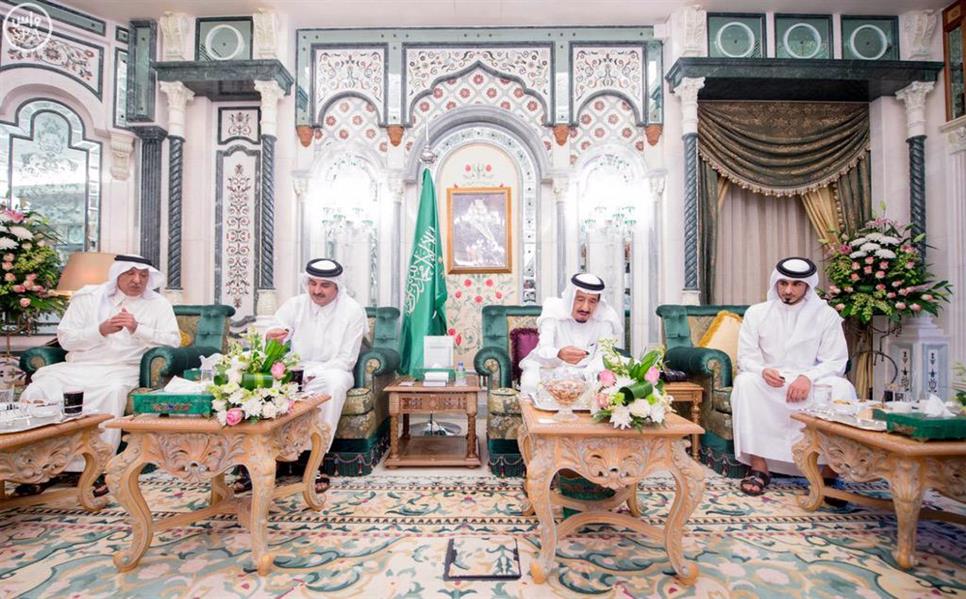خادم الحرمين يقدم لأميري الكويت وقطر ورئيس وزراء باكستان "التمر" للإفطار به