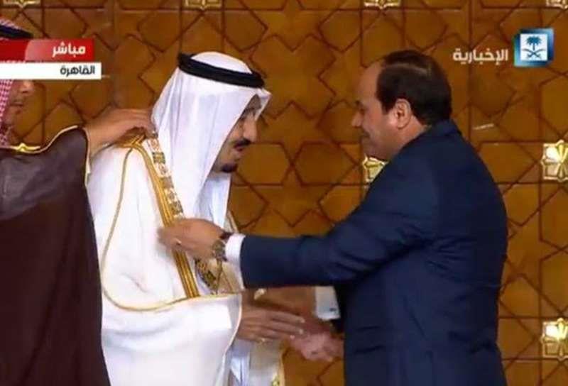 الرئيس المصري يقلد خادم الحرمين أرفع الأوسمة المصرية الرئيس المصري يقلد خادم الحرمين أرفع الأوسمة المصرية