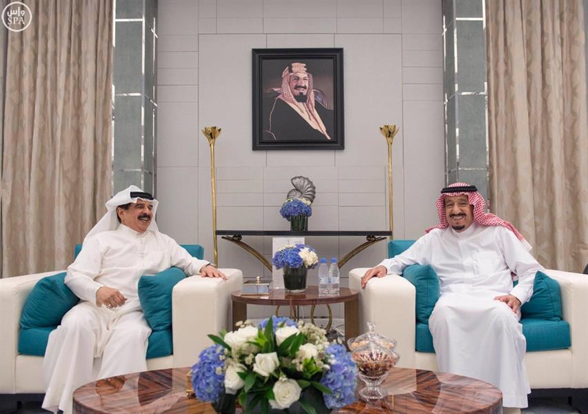 خادم الحرمين يستقبل ملك البحرين ويقيم مأدبة عشاء تكريما له