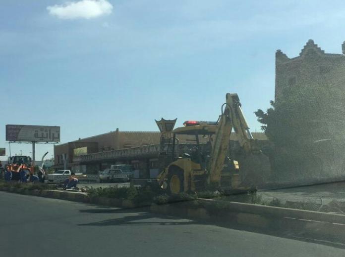 بالصور.. إزالة تعديات رجل أعمال على طريق بخميس مشيط